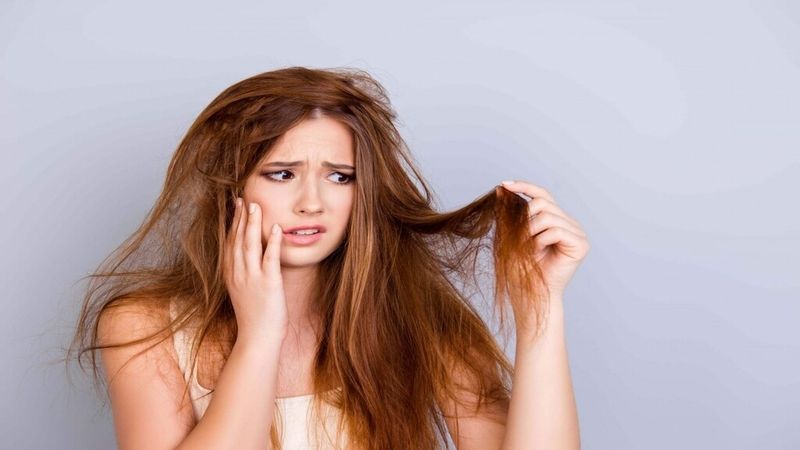 Nước cứng ảnh hưởng đến tóc khiến tóc khô xơ và dễ gãy rụng