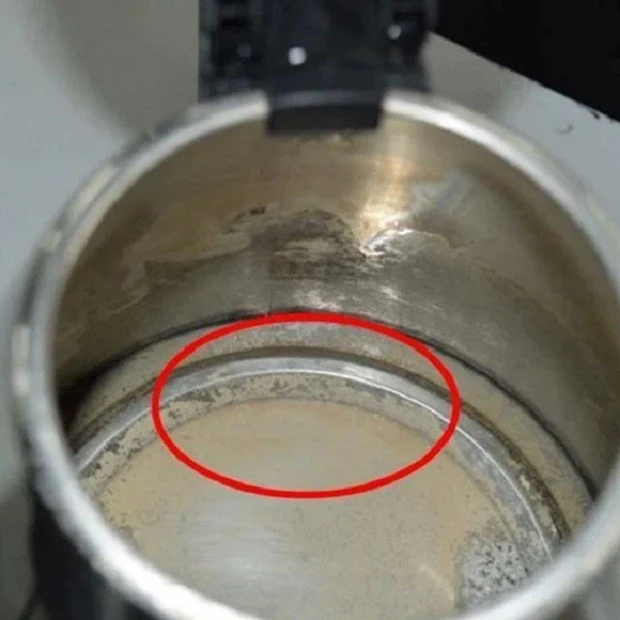 Nước đóng cặn xuất hiện dưới đáy ấm đun nước do nước cứng